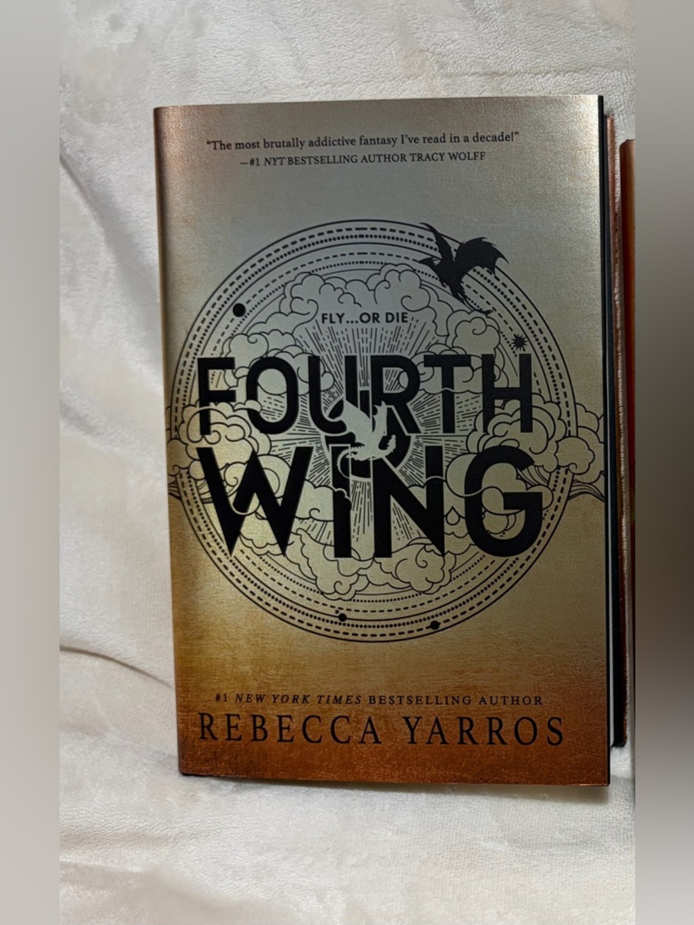 5/$7 📚 Fourth Wing Book